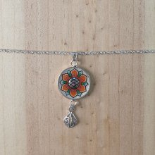 Collier pendentif enluminé printanier fleur orangé/or blanc sur chaîne argentée