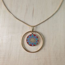 Collier pendentif enluminé rosace doré/rouge/bleu/vert sur chaîne dorée