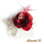 Peigne à cheveux mariage fleur de satin rouge plumes dentelle ivoire