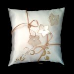 Coussin d'alliances ivoire arabesques or fleurs satin et organza