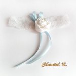 jarretière mariage dentelle blanche fleur de satin et ruban bleu