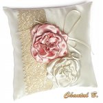 coussin mariage porte alliances dentelle ancienne fleurs saumon et ivoire sur satin ivoire