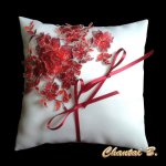 coussin mariage porte alliances satin blanc dentelle fleurs rouges et strass