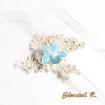 Bracelet dentelle ivoire fleur de soie bleue et strass manchette de mariage