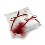 coussin porte alliances arabesque et plume bordeaux satin blanc