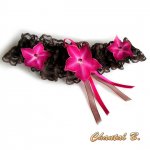 jarretière mariage dentelle chocolat fleurs de soie fuschia