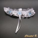 jarretière mariage fleurie satin et dentelle blanche fleurs soie bleue romantique