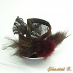 VENDU - Bracelet manchette dentelle chocolat plumes et pompon bordeaux