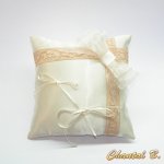 coussin romantique d'alliances vintage satin ivoire dentelle ancienne beige rosé ruban d'organza