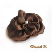 fleur de satin chocolat et perle nacrée faite main pour accessoire mariage