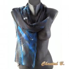 Foulard écharpe mousseline de soie turquoise argent et noir sur fond noir