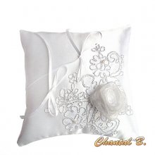 coussin d'alliances pour mariage thème rose blanche romantique dentelle argentée