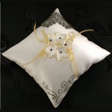 coussin mariage porte alliances satin ivoire dentelle dorée fleurs de soie