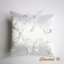 coussin mariage porte alliances thème papillon blanc et argent