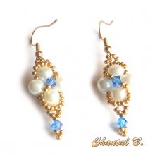 boucles d'oreilles mariée cristal swarovski bleu saphir perles blanches et or plaqué or