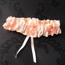 Jarretière mariage romantique satin rose poudré dentelle double saumon fleurs de soie peintes main