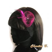Bandeau cheveux dentelle noire fleur d'organza et plumes fushia 