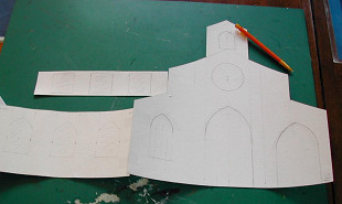 Fabrication de l'église></center><br>

Le modèle est  punaisé sur un contreplaqué de 3 mm d’épaisseur. Il est ensuite découpé et collé.<br>
<center><img src=