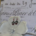 Longues Boucles d'Oreilles pour Femme en Ardoise et métal Emaillé Rouge et Argent, Création Unique