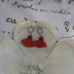 Boucles d'Oreille Pompon Rose Saumon montées sur un Anneau, Pièce Unique
