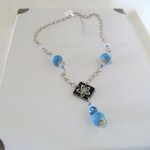 Sautoir Fantaisie Femme en Ardoise et Perles Bleu et Blanc sur Grosse Chaine Argentée, Création unique 
