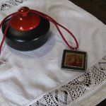 Pendentif Femme en Ardoise à Impression Rouge et Vert, Création Artisanale
