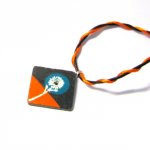 Pendentif pour Femme en Ardoise Emaillée d'un motif Fleur Orange et Bleu monté sur un Cordon de Coton