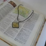 Pendentif Femme en Ardoise Motif Ivoire monté sur un Cordon de Coton, Création Artisanale Unique