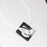 Pendentif pour Femme en Ardoise Emaillée d'un Papillon Blanc monté sur un Cuir et une Chaine blanc, Création Unique