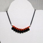 Collier fantaisie femme en silicone noir et perles orange