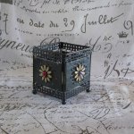 Photophore en Métal et Ardoise Percée et Habillée de Fleurs Emaillées doré, noir