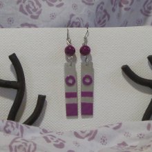 boucles d'oreille argentée et violette pour oreilles percées