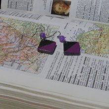 Boucles d'Oreille en Ardoise Emaillée violet, Montage sur ¨Pendants en Acier Inoxydable, Création Unique