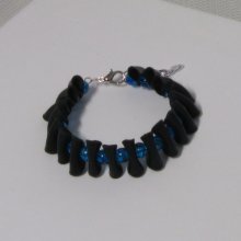 bracelet trois rangs rouge et argenté sur silicone noir