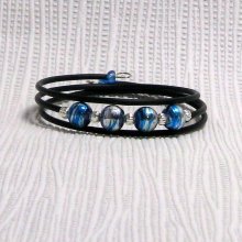 bracelet trois rangs bleu et métal argenté sur silicone noir style moderne