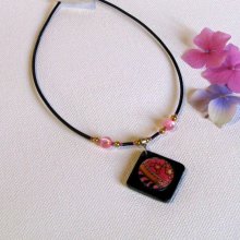 Pendentif pour Femme en Ardoise et cabochon Rose monté sur un Cordon de Silicone Noir habillé de Perles, Création Unique