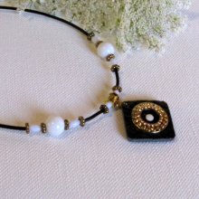 collier ardoise blanc et or montage silicone noir, création fait main