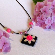 Collier Ras du Cou pour Femme en Ardoise motif  Fleur Fuchsia et Ecrue, Création Unique