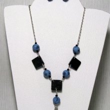 collier pendentif fleur émaillé orange sur pvc noir et perles bleu foncé