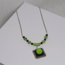 pendenif collier vert anis fleur résine sur médaillon et ardoise