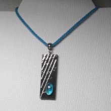 Pendentif femme en ardoise et cabochon de verre bleu sur cordon de coton bleu turquoise réalisation artisanale