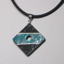 Gros pendentif ardoise émaillée bleu sur cordon cuir blanc