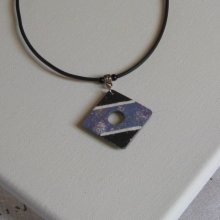 Pendentif pour Femme en Ardoise Emaillée Bleu, Rose et Blanc monté sur un  Cordon de Silicone noir.