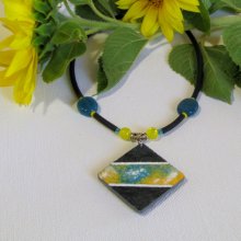 gros pendentif en ardoise émaillée bleu jaune et blanc sur gros cordon silicone noir