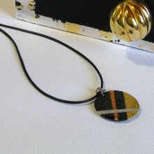 pendentif en ardoise dessin géométrique en feuille métallique sur cordon cuir