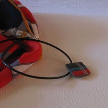pendentif collier ardoise émaillé moderne géométrique rouge bleu sur cordon cuir