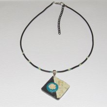 pendentif ardoise fleur jaune sur rondelle bleue et partition de musique