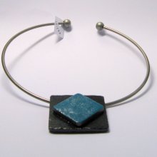 Gros pendentif émaillé turquoise monté sur un torque acier