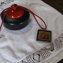 Pendentif Femme en Ardoise à Impression Rouge et Vert, Création Artisanale