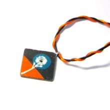 Pendentif pour Femme en Ardoise Emaillée d'un motif Fleur Orange et Bleu monté sur un Cordon de Coton